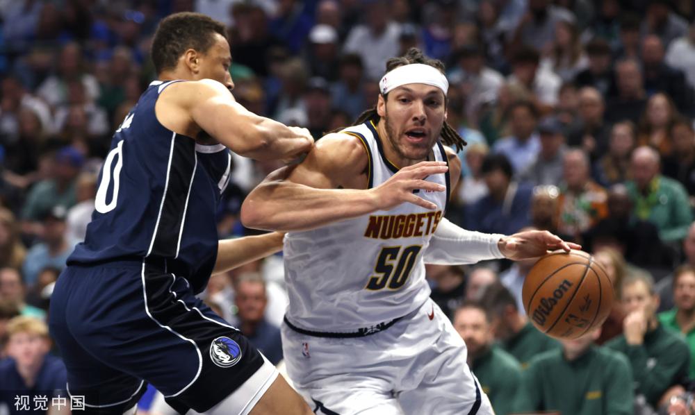 将球奋力托 将球奋力托